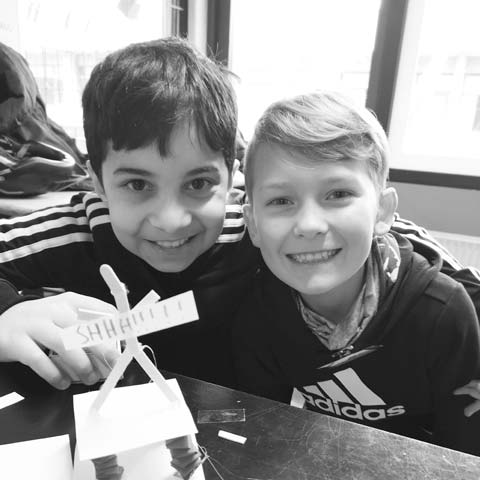 To små skoledrenge som sidder i et klasseværelse