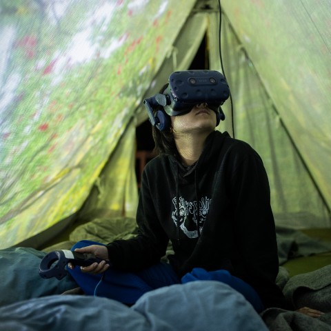 pige med VR-briller