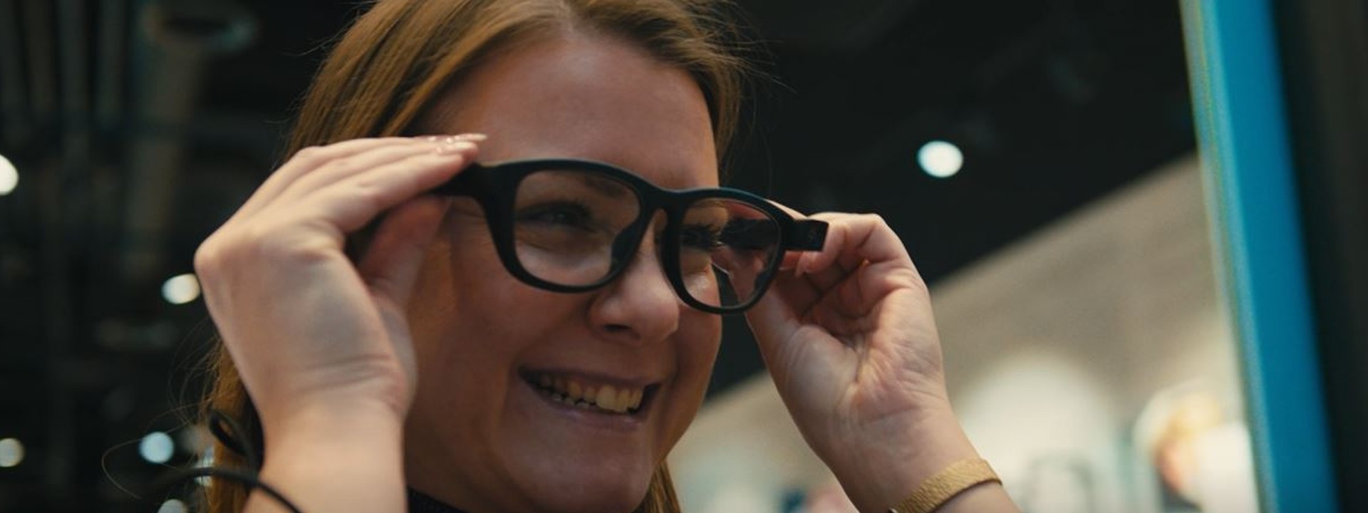 kvinde tester Neurolabs særlige eye-tracking briller