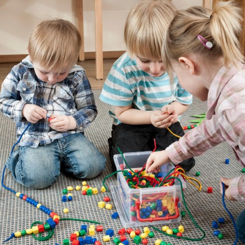 Børn leger med perler