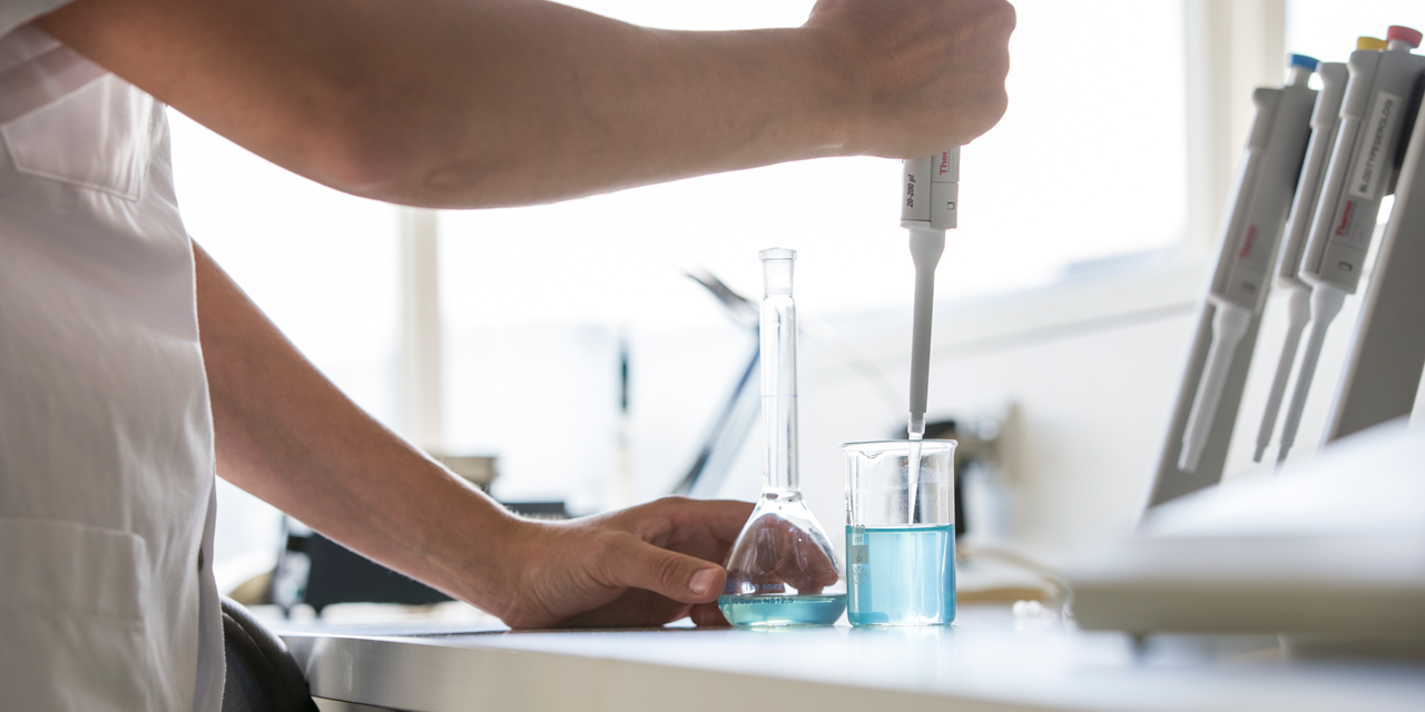 bioanalytiker med pipette