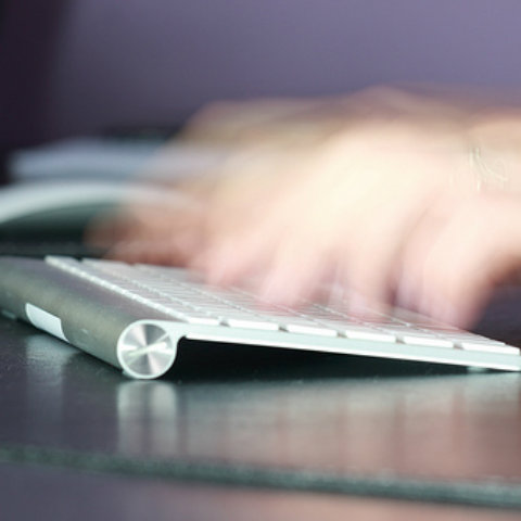 Hænder på tastatur