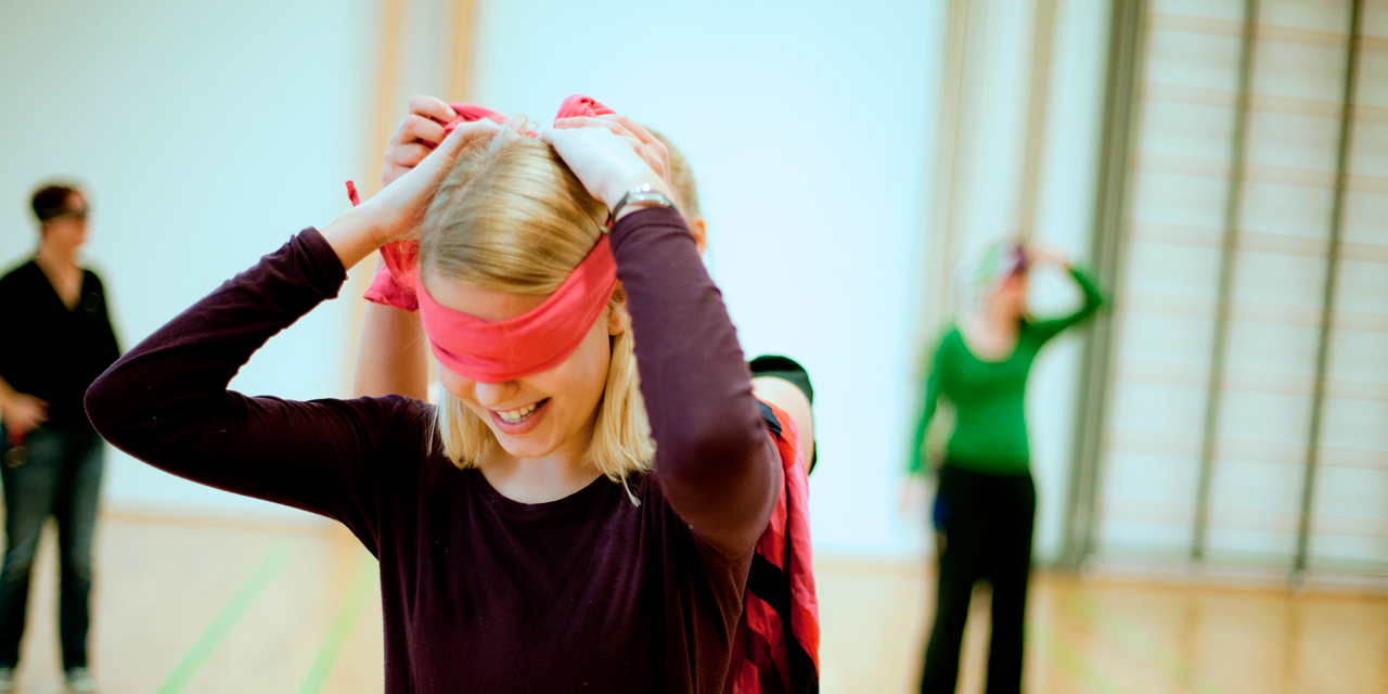 ung person med bind for øjenene