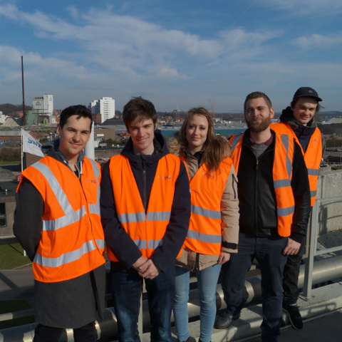 Billede af fem studerende fra uddannelsen til klima-og forsyningsingeniør