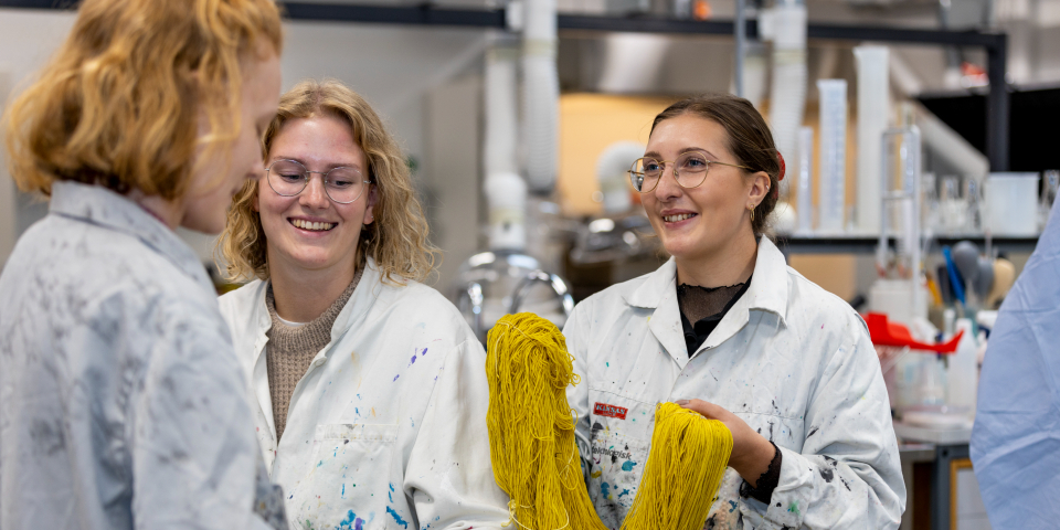 Studerende arbejder med bæredygtige tekstiler i Herning
