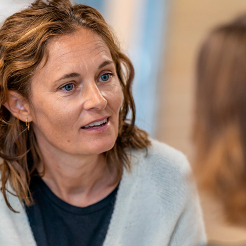 to personer taler sammen