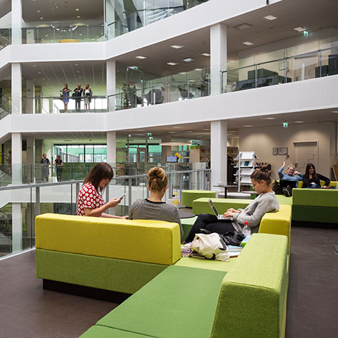 2.887 får studieplads hos VIA i Aarhus - studerende arbejder i studiemiljøet på VIA Campus Aarhus C
