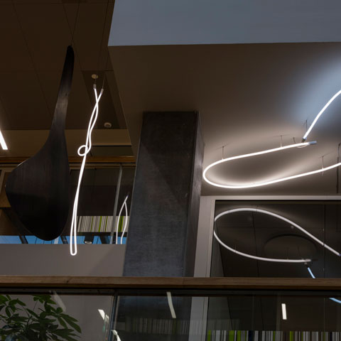 Billede af neon kunstværket i VIAs administrationsbygning i Aarhus N.