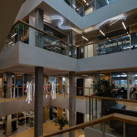 Billede af neon kunstværket i VIAs administrationsbygning i Aarhus N.