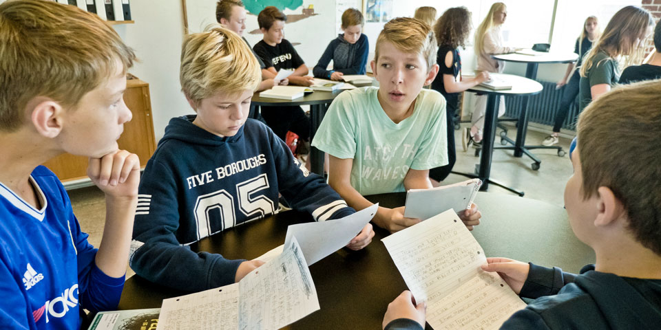 Skolebørn der arbejder i grupper