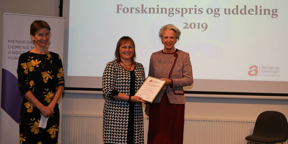 Billede af prisoverrækkelse til Rikke Gregersen.