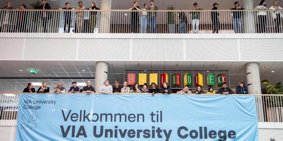 Banner og studerende på balkonen til indvielsen af Campus Horsens.