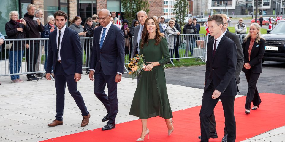 Kronprinsessen og uddannelsesministeren på den røde løber.