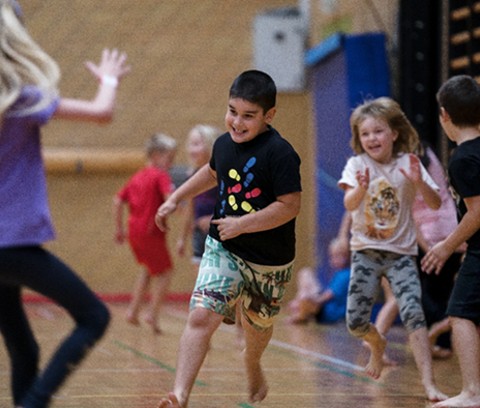 Børn udøver idræt.