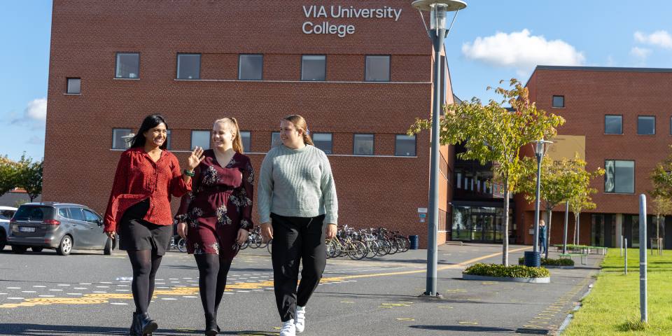 Studerende foran Campus Viborg.