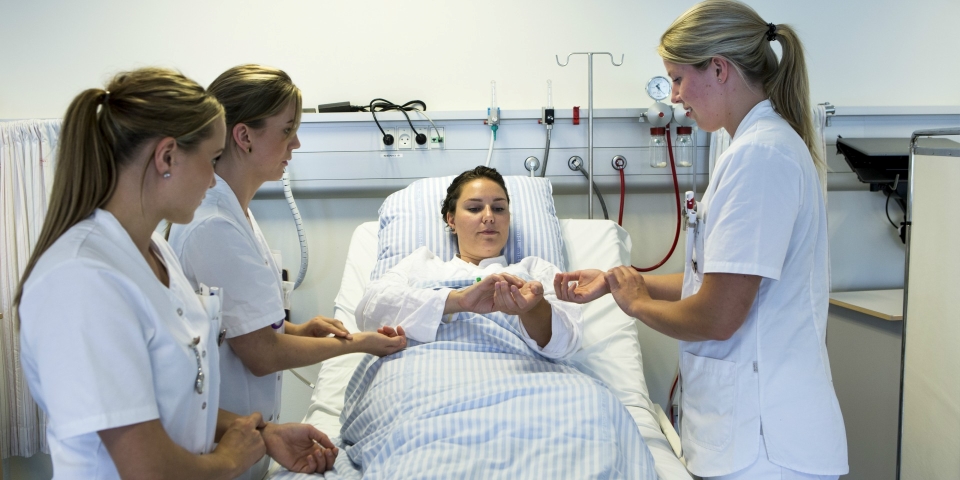 Sygeplejerskestuderende måler puls