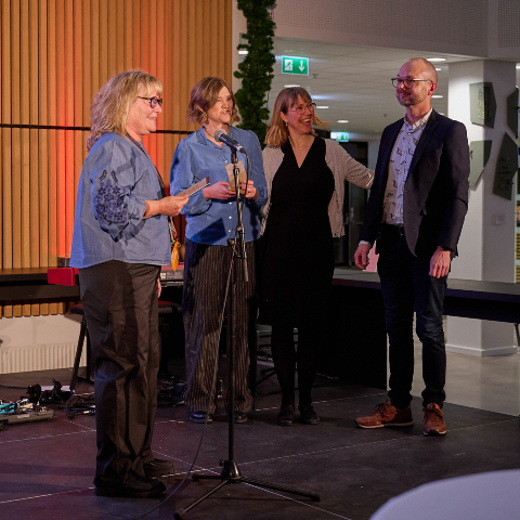 Prorektor Helle Kruuse Andersen overrækker VIA Inspirationsprisen 2025 til tre EVU-lektorer som sammen har etableret videncentret KOMPAS