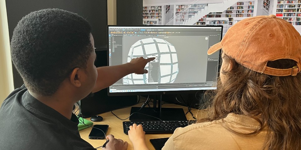 to animatorer kigger på computerskærm