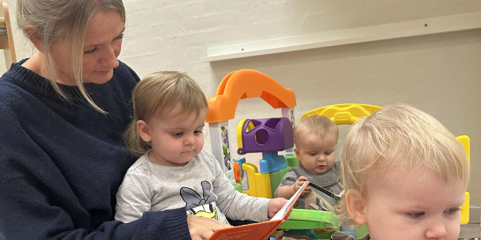 Ann Bysted med børn i Børnehuset i Skive