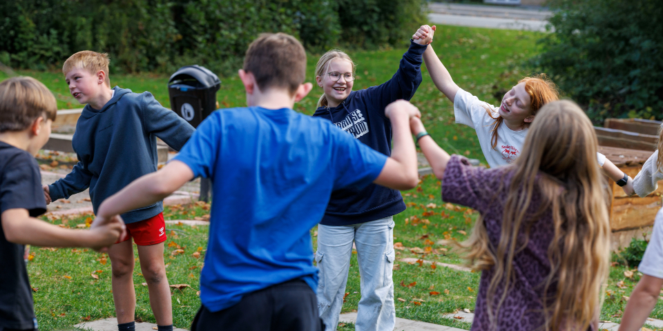 Børn står i cirkel