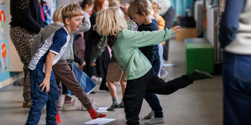Børn der leger på gangen i skolen