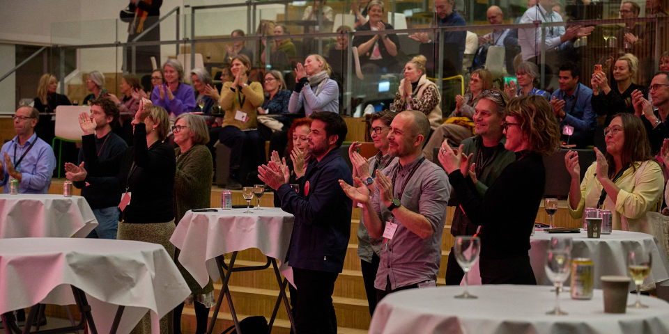 Klapsalver fra deltagere på Campus Aarhus C ved overrækkelsen af VIA Undervisningsprisen 2025 og VIA Inspirationsprisen 2025 