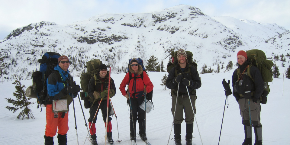 Fem mennesker på ski