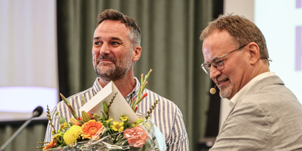 Gordon Ørskov Madsen overrækker Stinusprisen til Mikkel Andersen