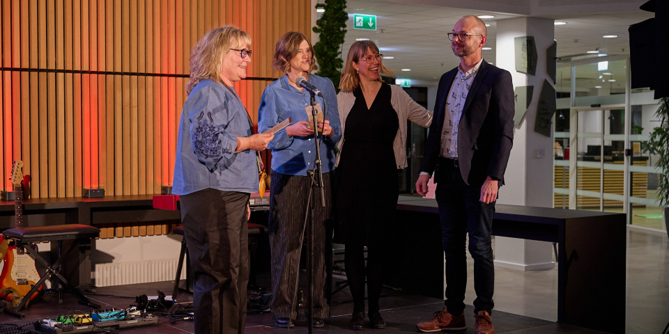 Prorektor Helle Kruuse Andersen overrækker VIA Inspirationsprisen 2025 til tre EVU-lektorer som sammen har etableret videncentret KOMPAS