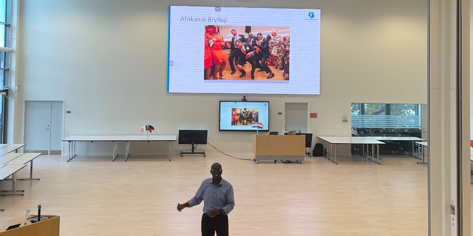 Mand holder oplæg til international dag