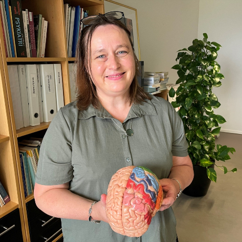Rikke Gregersen med model af hjerne