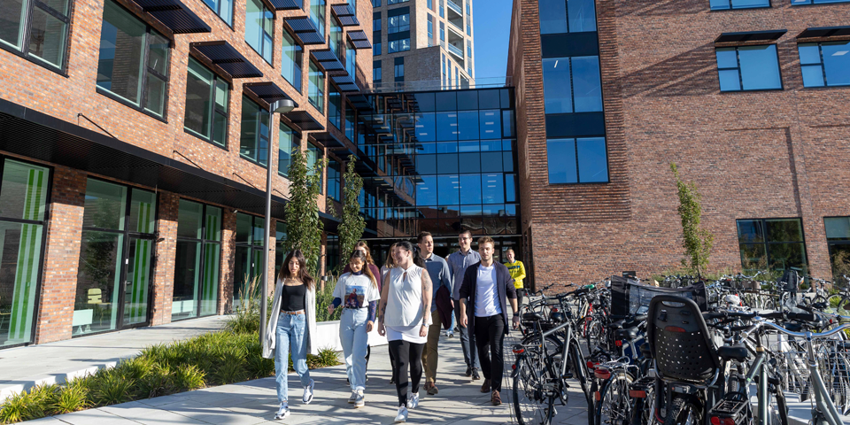 Studerende foran campus Horsens