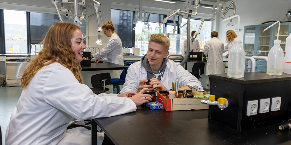 Lærerstuderende i fysiklokale