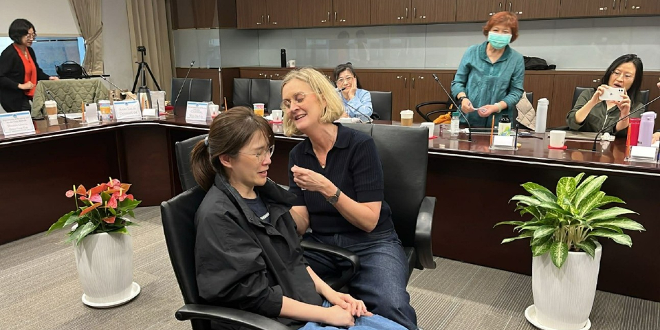 Anita Lunde med workshopdeltager i en stol