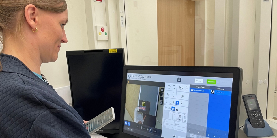 Charlotte Krogh analyserer røngtenfoto
