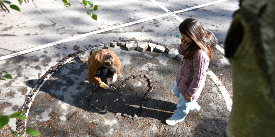 To piger leger udenfor,