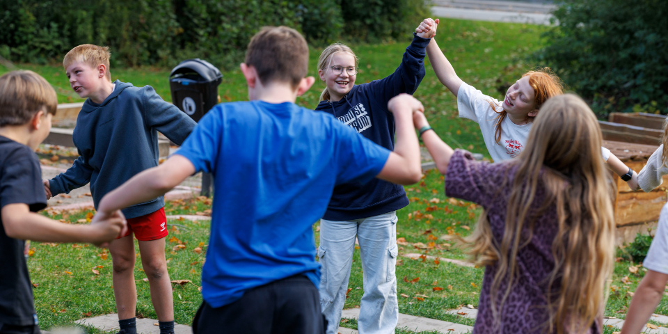Børn leger udenfor