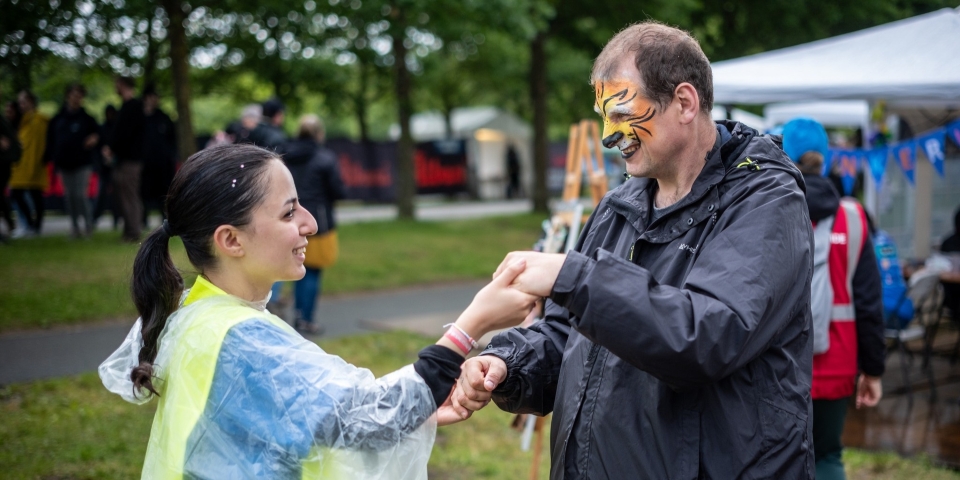To personer danser og holder i hånd på Sølund Festival