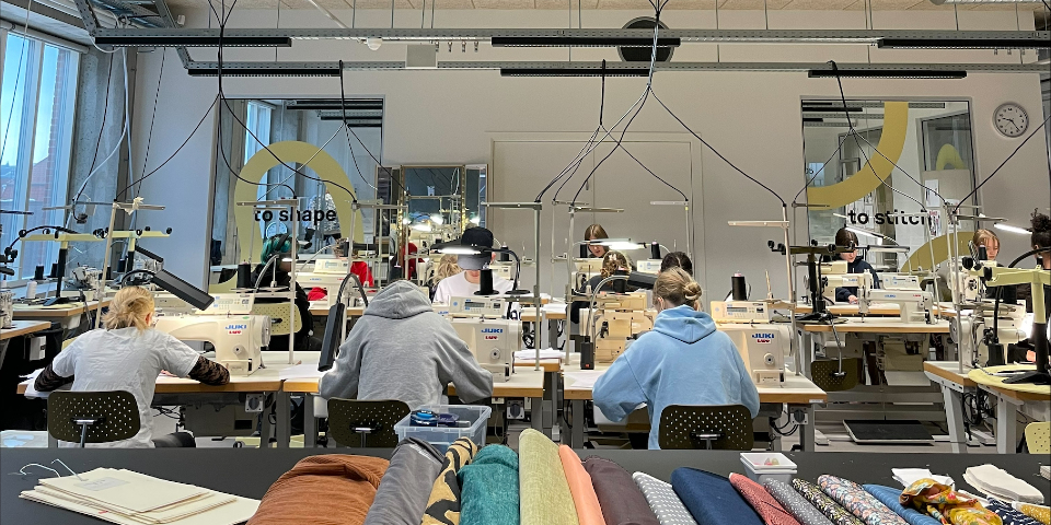 De studerende på VIAs designuddannelser i Sydhavnen i Aarhus tilbringer mange timer ved symaskiner