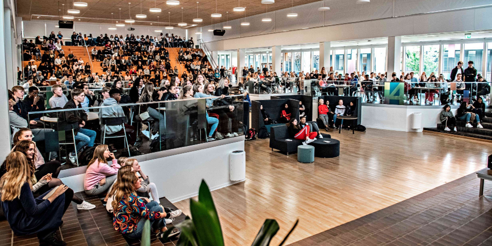 Viby Gymnasium med mange elever samlet