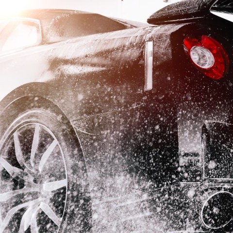 Sort bil med vandstrint