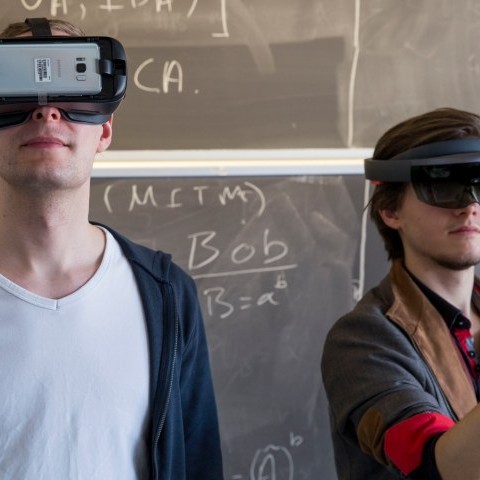 To drenge med VR- og AR-briller