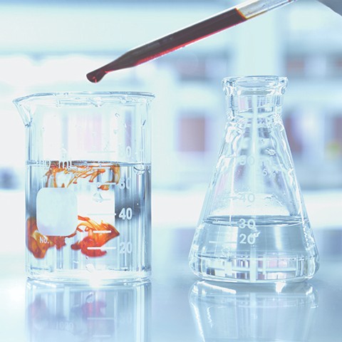 Pipette med blod i vand