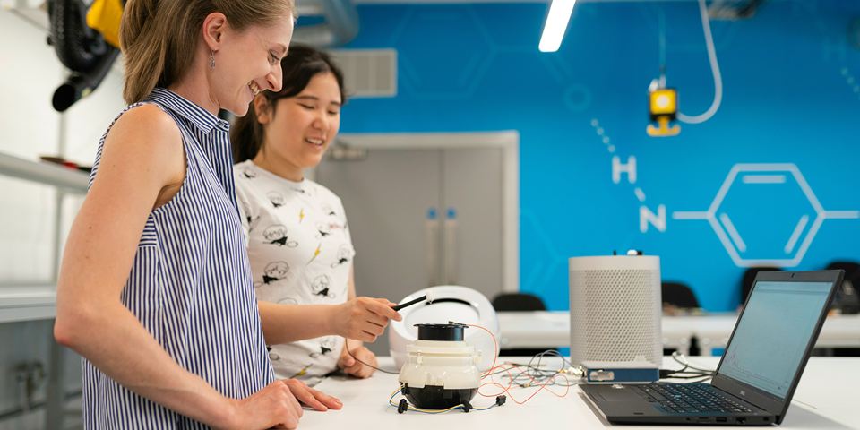 Kvinder med teknologi