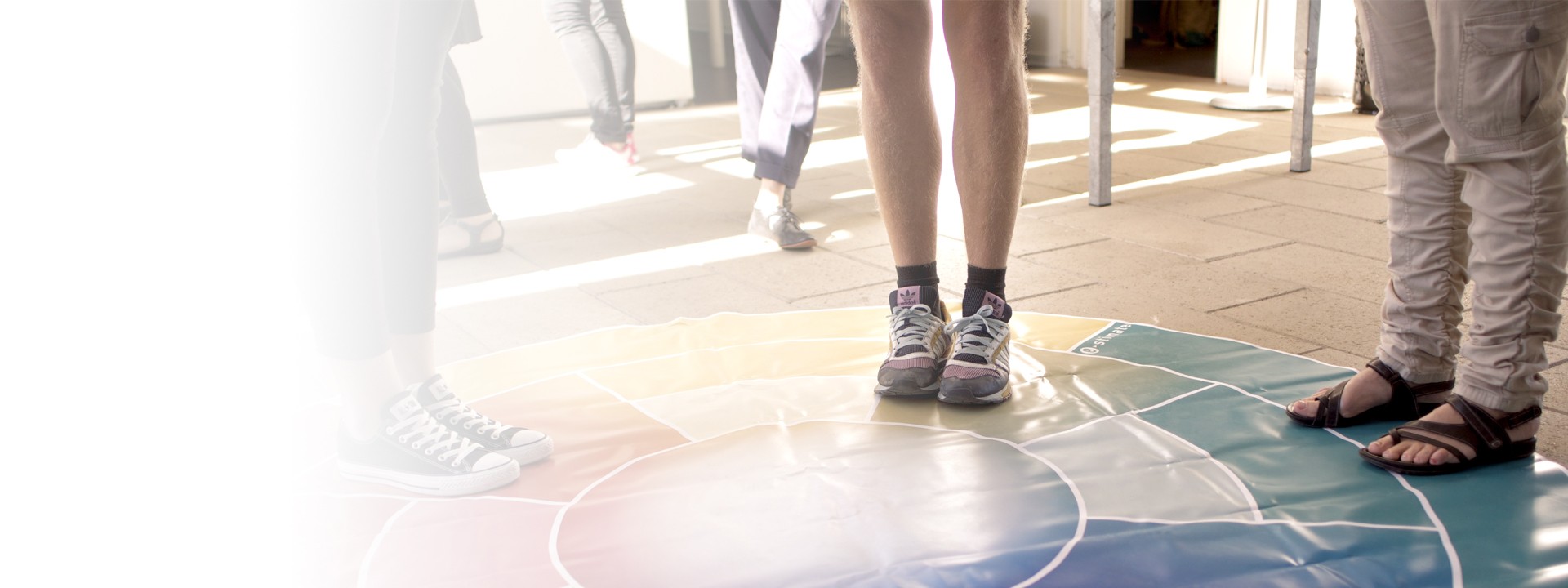 Ben på plade med farver