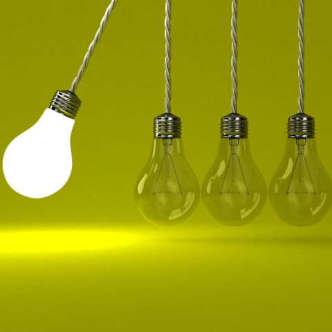Billede af elpærer som svinger som pendul - en af pærerne er tændt de andre slukkede