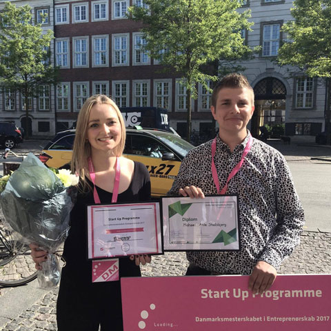 Julie Melvej Andersen og Michael Ahle Stadsbjerg står med deres præmie