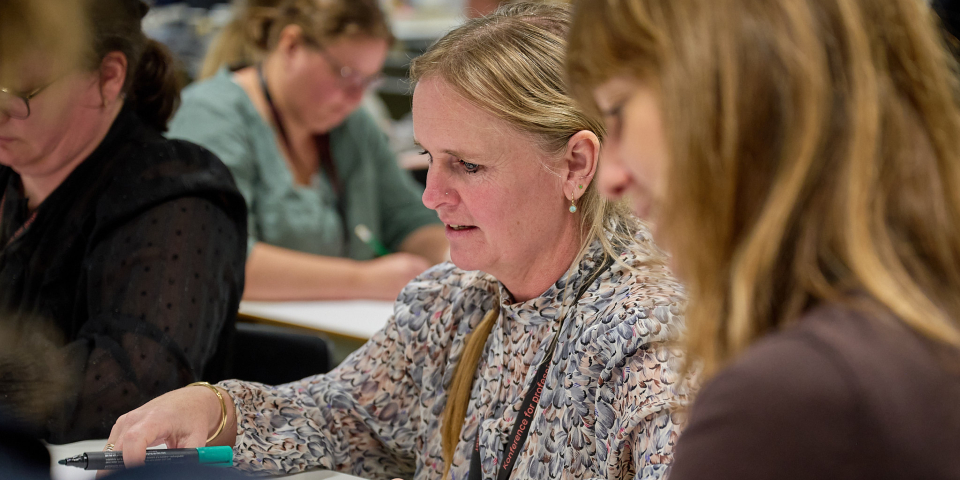 Mennesker til Konference for professionsuddannelser