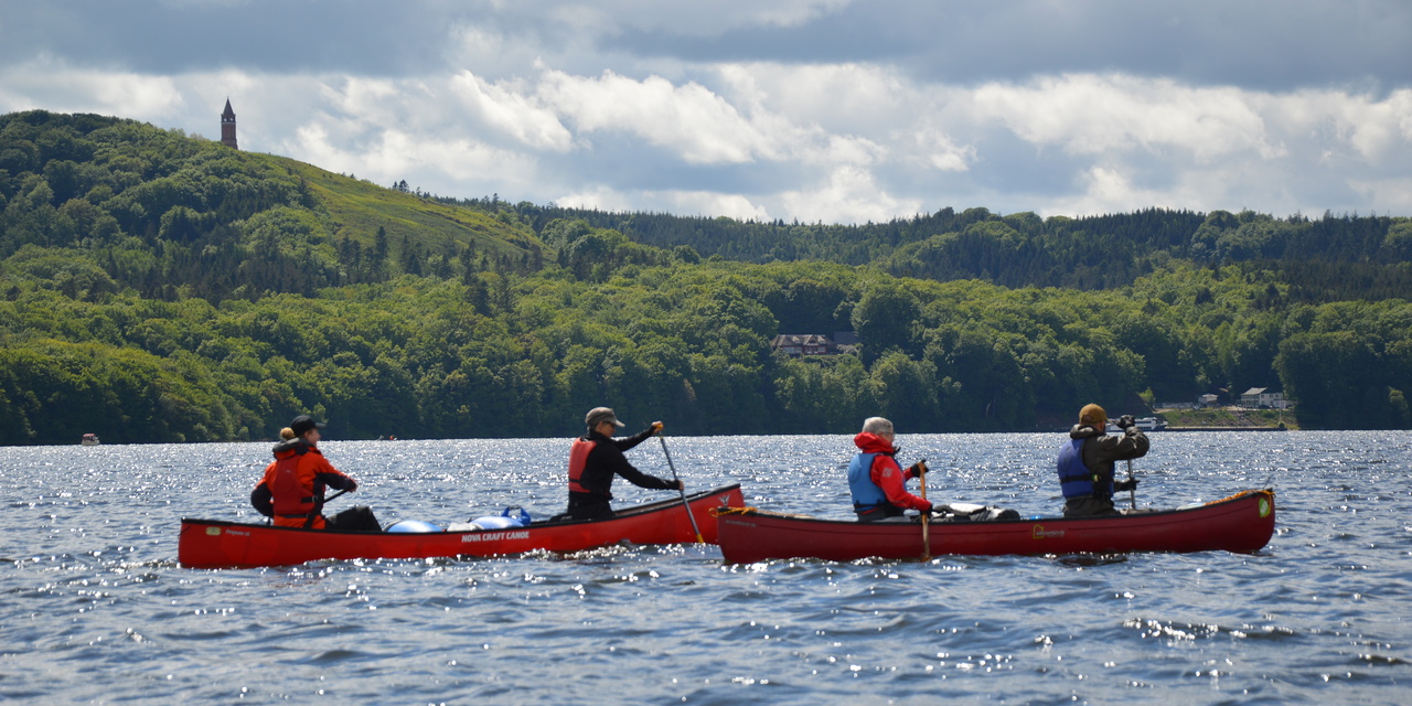 Fire personer sejler i kajakker ved Himmelbjerget