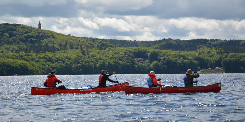 Fire personer sejler i kano ved Himmelbjerget